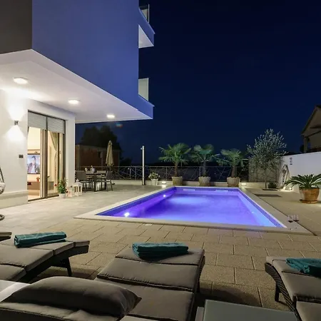 Alea In Okrug Gornji, Heated Private Pool, Jacuzzi, Villa *